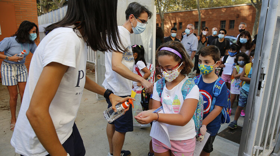 Entrada a l'escola amb mesures Covid-19, any clau per aplicar l'educació per a la Justícia global. / CRISTINA CALDERER, Diari Ara.